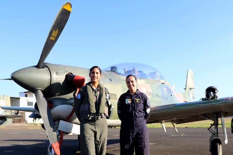 La Tte. 1ro.  Cynthia Carolina Orué Santacruz y la Sargento 1ro. Técnico Mariela Osorio de la Fuerza Aérea Paraguaya en la base de la Fuerza Aérea Paraguaya.