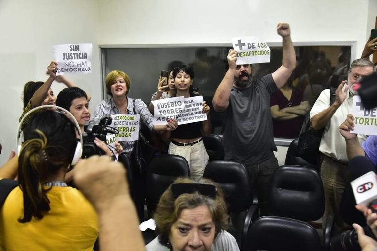 Activistas celebran la histórica condena del torturador stronista Eusebio Torres Romero.