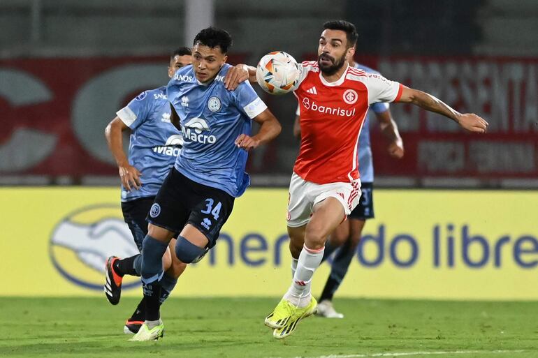 AMDEP8718. CÓRDOBA (ARGENTINA), 02/04/2024.- Gerónimo Heredia (i) de Belgrano disputa el balón con Bruno Henrique de Internacional este martes, en un partido de la fase de grupos de la Copa Sudamericana entre Belgrano e Internacional SC en el estadio Mario Alberto Kempes en Córdoba (Argentina). EFE/ Ariel Carreras
