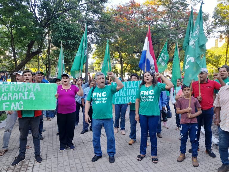 Miembros de la Federación Nacional Campesina (FNC) se movilizan en el microcentro de Asunción.