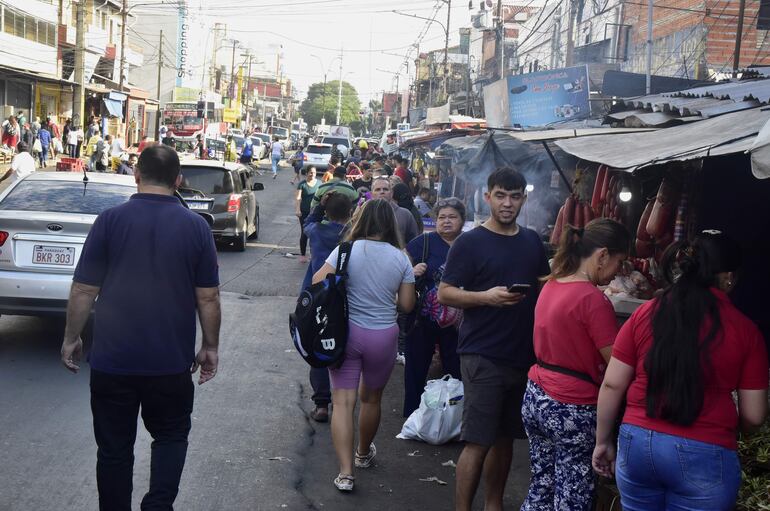 Gran cantidad de personas llegó al Mercado Cuatro en busca de obsequios para los padres,  cuyo día se conmemora este domingo 16 de junio. 