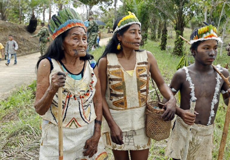 Irene Gituyama Yucaño y su hija Mireya Buinaje en La Chorrera (Colombia). EFE/Mauricio Dueñas Castañeda