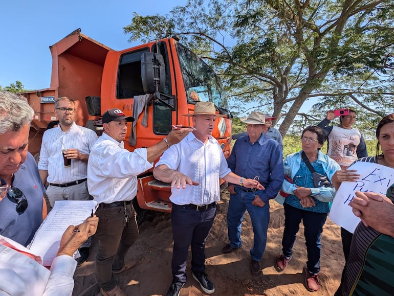 El gobernador de Ñeembucú Víctor Hugo Fornerón (ANR) se comprometió a los manifestantes de Paso Pindó y Potrero Esteche que en breve se realizarán los trabajos para habilitar el trayecto.