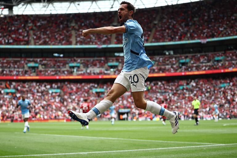 El portugués Bernardo Silva, jugador del Manchester City, festeja un gol en el partido frente al Manchester United en la final de la Community Shield en el estadio de Wembley, en Londres, Inglaterra. 