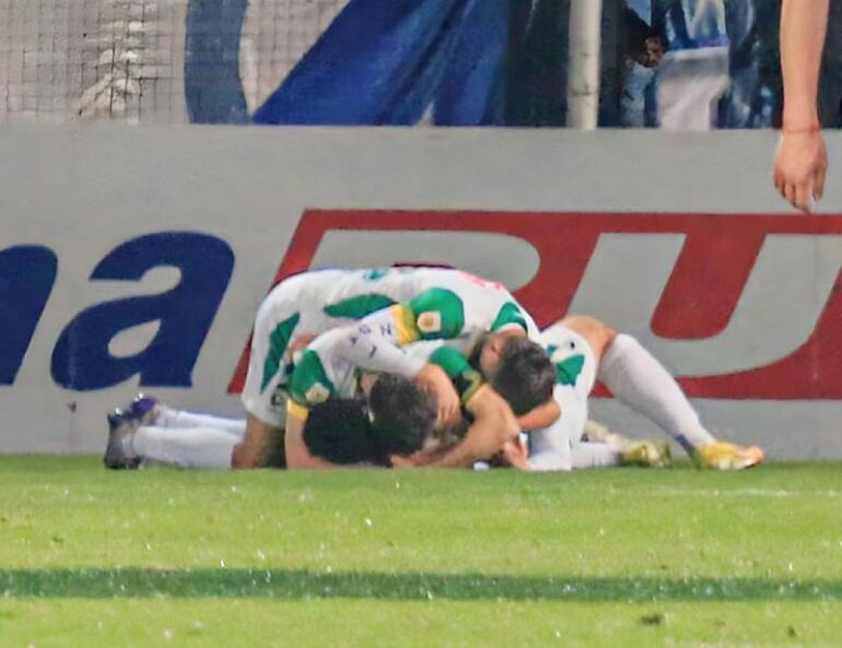 Los jugadores de Defensa y Justicia celebran un gol en el empate 2-2 con Godoy Cruz por la jornada 25 de la Liga Profesional de Argentina.