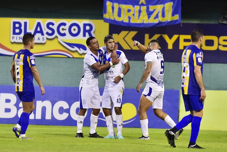 Giovanni Bogado (10), jugador del Sportivo Ameliano, celebra un tanto en el partido contra Sportivo Luqueño por la tercera fecha del torneo Clausura 2023 del fútbol paraguayo en el estadio Feliciano Cáceres, en Luque. 