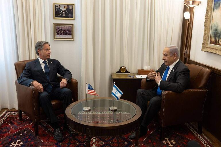 Esta fotografía publicada por el Departamento de Estado de EE. UU. muestra al secretario de Estado de EE. UU., Antony Blinken (izq.), reuniéndose con el primer ministro israelí, Benjamin Netanyahu, en Jerusalén el 10 de junio de 2024.