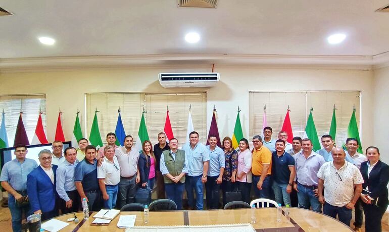 El presidente del Indert, Francisco Ruiz Díaz y el Gobernador de Guairá, César Sosa (ANR), junto a los intendentes guaireños.