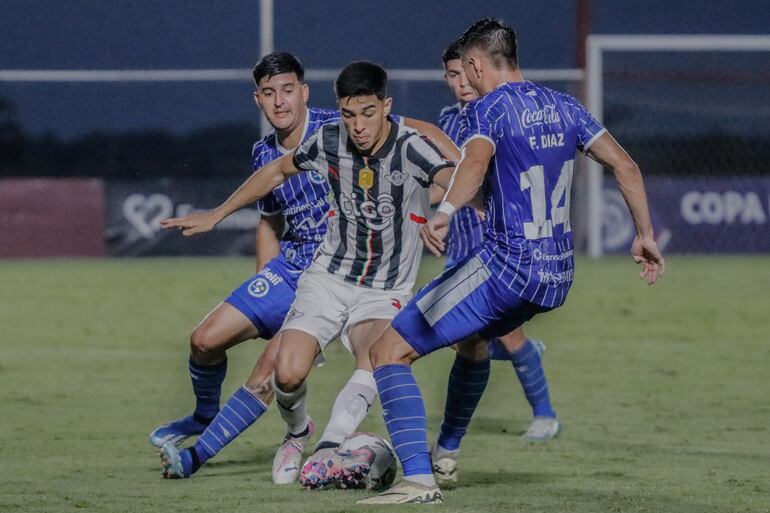 Diego Valdez, futbolista de Sol de América, lucha por el balón con Rubén Lezcano, jugador de Libertad, en un partido por la fecha 21 del torneo Clausura 2024 del fútbol paraguayo en el estadio Municipal, en Carapeguá, Paraguay.