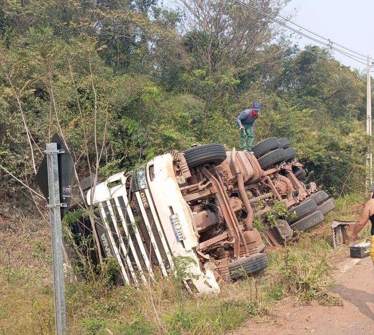 El conductor del camión que sufrió el percance, Walter Vitcel Vascualli (42), resultó ileso.