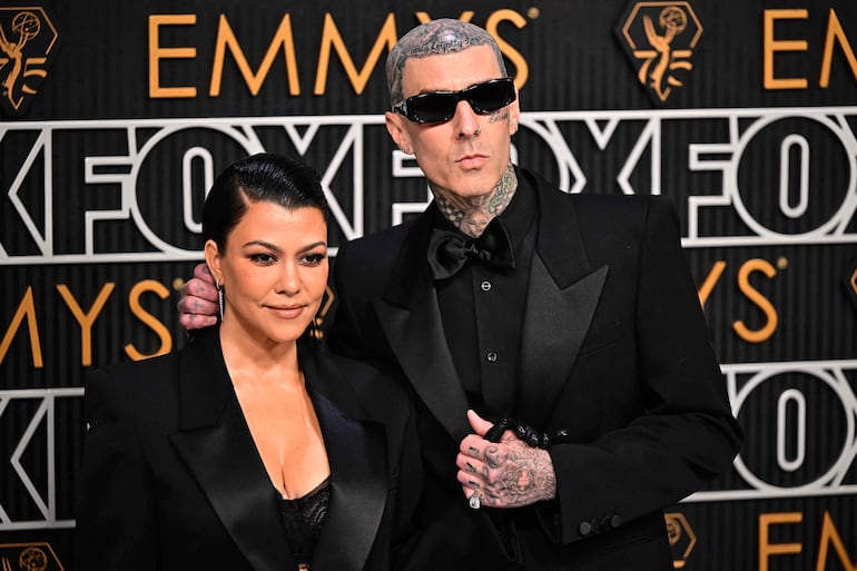 Kourtney Kardashian y Travis Barker en la gala de los Premios Emmy 2024.