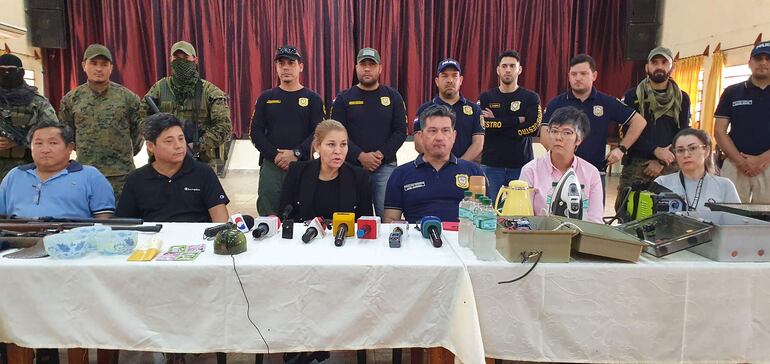 Los responsables del operativo durante la conferencia de prensa de hoy. 