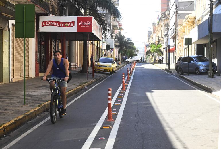 La Municipalidad de Asunción implementó una bicisenda sobre la calle Palma, en pleno microcentro de la capital.