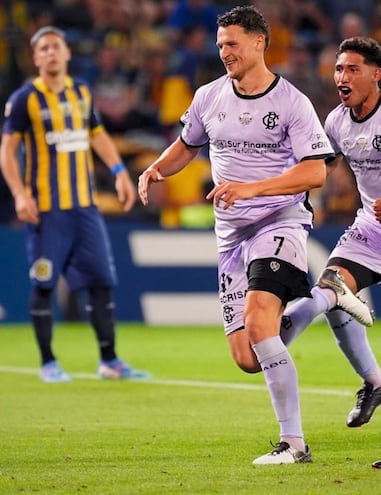 Facundo Bruera festeja su gol para Barracas Central, con el que lleva dos tantos en ocho presentaciones.