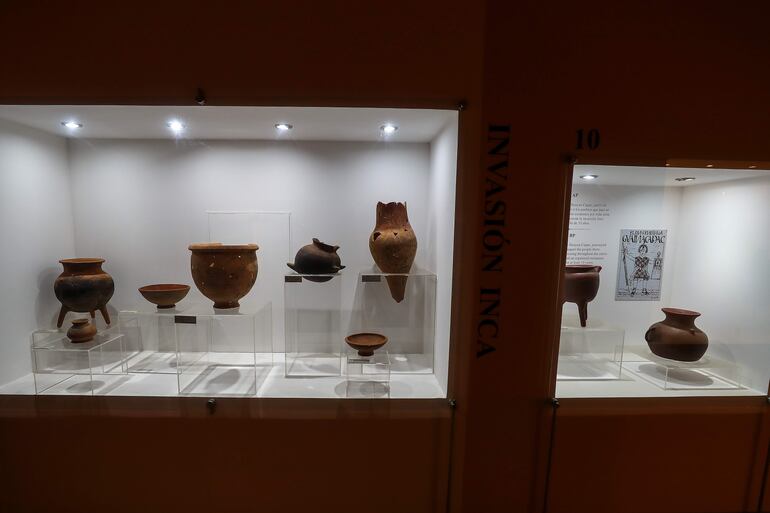 Varios elementos en exhibición en un museo en la población de Perucho (Ecuador). 