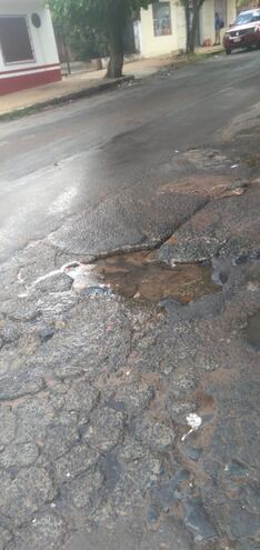 Pérdida de agua y calle en mal estado.