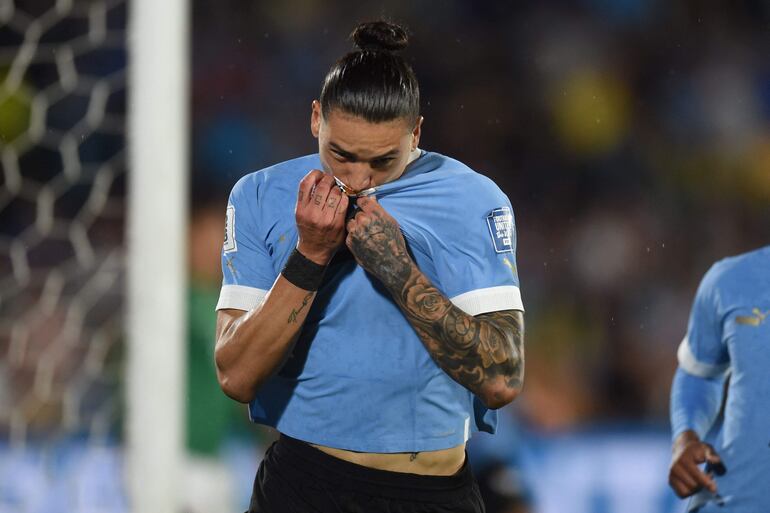 El delantero uruguayo Darwin Núñez celebra marcar el primer gol de su equipo durante el partido de fútbol de clasificación sudamericana para la Copa Mundial de la FIFA 2026 entre Uruguay y Bolivia en el Estadio Centenario de Montevideo el 21 de noviembre de 2023.