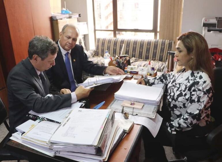 Mario Ferreiro junto al abogado Guillermo Ferreiro durante su declaración ante la fiscala Stella Mary Cano.