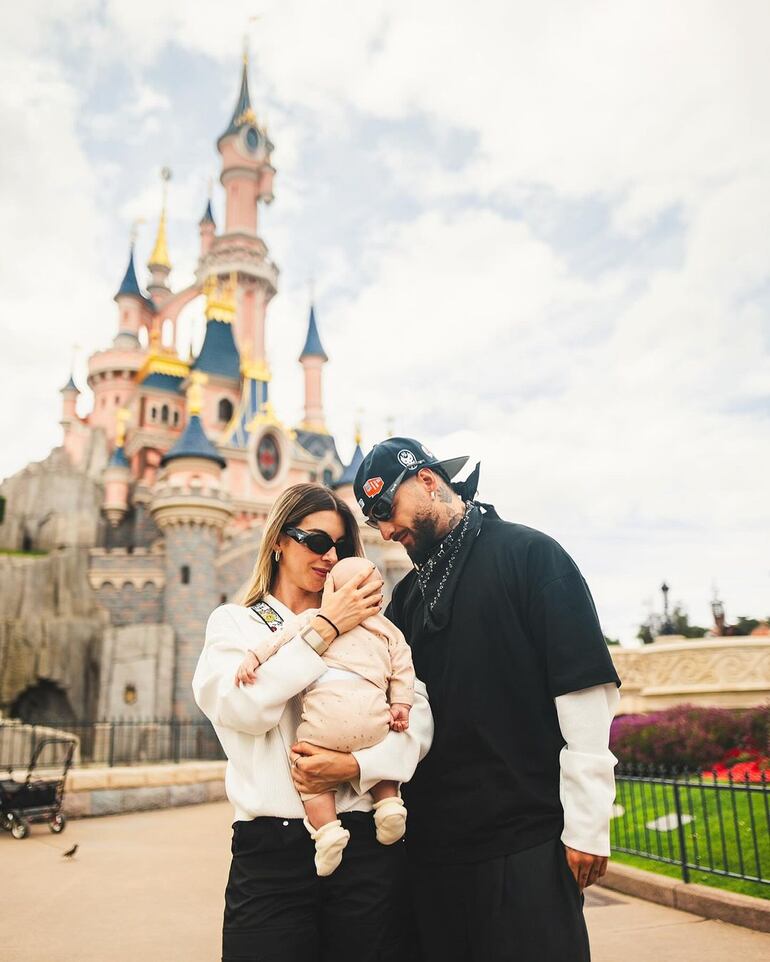 Disney en familia. Maluma junto a su hija Paris y su pareja Susana Gómez.