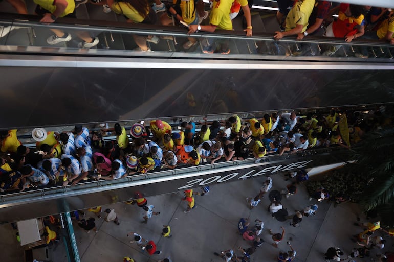 El ingreso al Hard Rock Stadium para la final de la Copa América 2024 fue desbordado por hinchas colombianos y argentinos, obligando al retraso del inicio del partido entre Argentina y Colombia. 