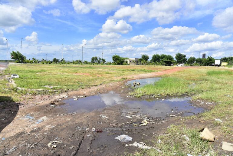 El terreno ubicado  al costado del local de la  Policía Urbana en la Costanera, es uno de los que  la Municipalidad quiere  vender, supuestamente, después del Plan Maestro de la franja costera.