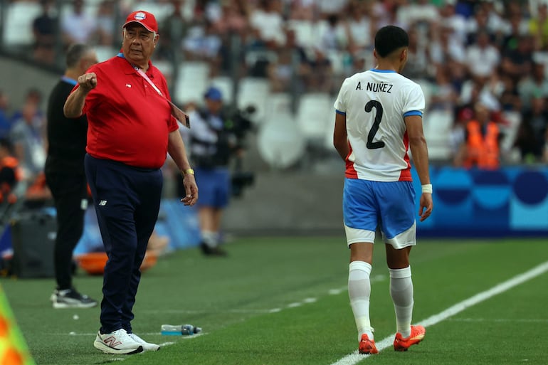 Carlos Jara Saguier (i) y Alan Núñez, entrenador y jugador de la selección de Paraguay, en el partido frente a Egipto en los Juegos Olímpicos París 2024.