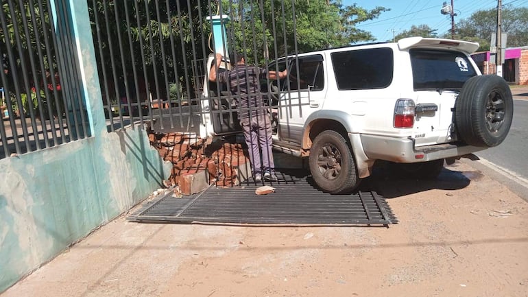 En estas condiciones quedó la camioneta que estaba en un taller mecánico de Ypané y que misteriosamente se movió y arrolló a una niña de 4 años.