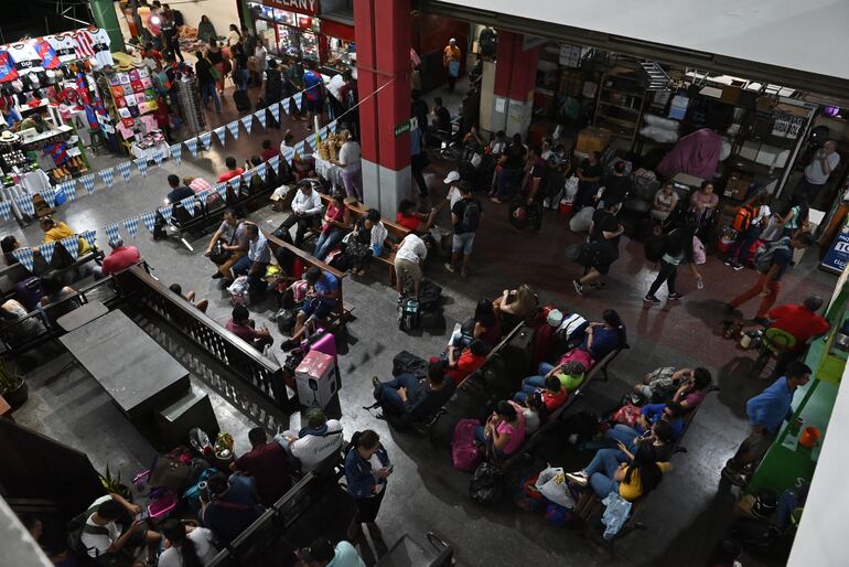 Colmada de pasajeros estaba la Estación de Buses de Asunción este viernes por la noche.