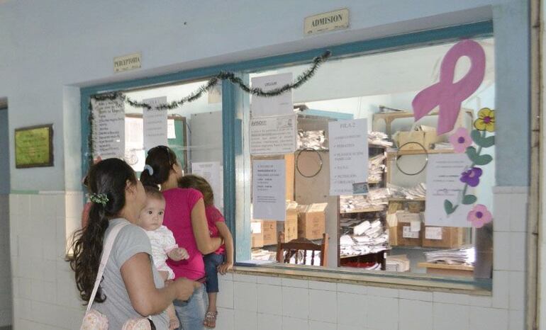 Pacientes del Hospital Regional de Villa Hayes reclaman la falta de insumos y medicamentos. 