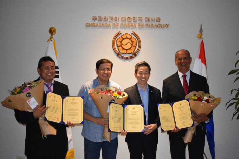 Embajada de Corea otorga reconocimiento a tres instituciones ejemplares: la Municipalidad de Atyrá, la escuela básica Pabla Ferreira y la Orquesta de Instrumentos reciclados de Cateura.