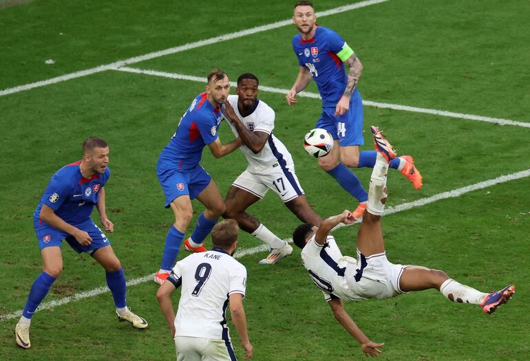 Gelsenkirchen (Germany), 30/06/2024.- Jude Bellingham of England (R) scores the 1-1 equaliser goal during the UEFA EURO 2024 Round of 16 soccer match between England and Slovakia, in Gelsenkirchen, Germany, 30 June 2024. (Alemania, Eslovaquia) EFE/EPA/GEORGI LICOVSKI
