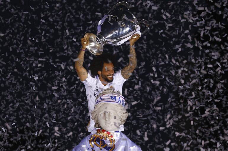 Madrid, 6 feb (EFE).- Foto de archivo del lateral internacional brasileño Marcelo Vieira da Silva, que rescindió su contrato con el Fluminense y que estuvo nueve temporadas en el Real Madrid, quien ha anunciado este jueves su retirada como jugador en activo. "Mi historia como jugador termina aquí. Pero aún me queda mucho que dar al fútbol. Gracias por tanto", ha anunciado Marcelo con un video en sus redes sociales. En la imagen, Marcelo alza el 14º trofeo de Champions del equipo durante la celebración en la Cibeles el 29 de mayo de 2022. EFE/ Sergio Pérez
