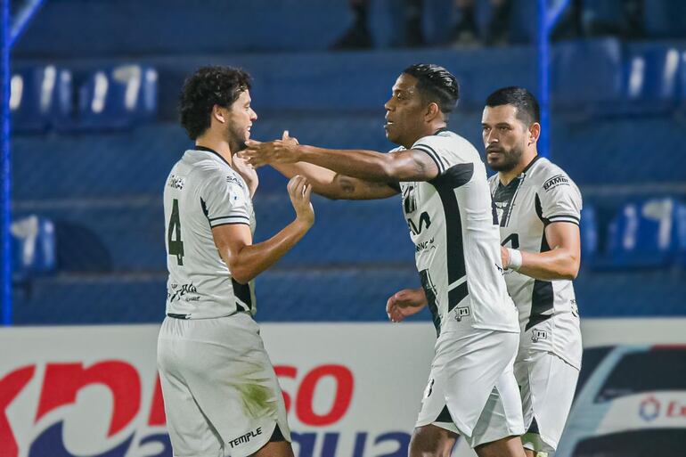 Víctor Ferraz, Orlando Berrío y Miguel Samudio, festejan tras el primer gol de Tacuary ante Sol de América.