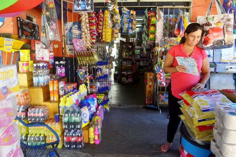 Algunas despensas cuentan con variedad de productos, desde alimentos perecederos hasta artículos para limpieza del hogar y otros menos imprescindibles.