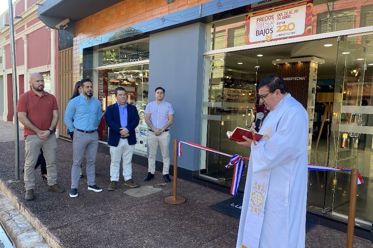 El sacerdote Sergio Maciel durante la bendición del nuevo local de Luminotecnia, habilitado en la ciudad de Concepción.