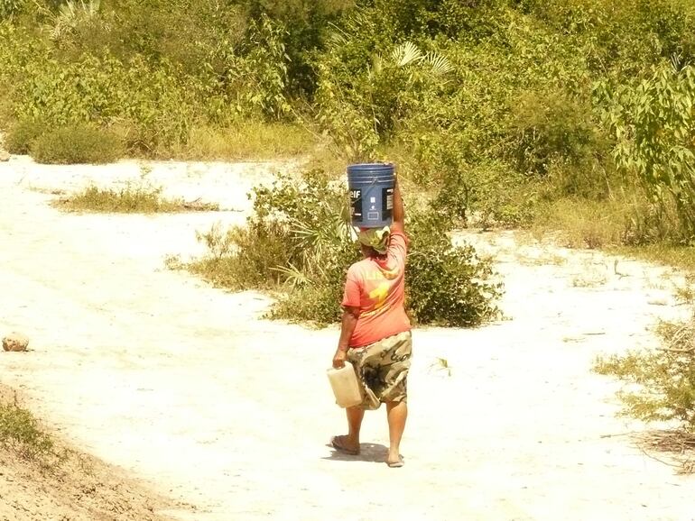 Las penurias de los pobladores del Chaco por la falta de agua debe ser un llamado de atención sobre el valor y el derecho humano que es inherente a este recurso. (Imagen de archivo).