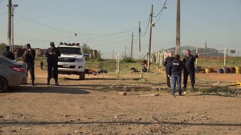 Autoridades policiales verifican el sitio donde se produjo el mortal atentado contra el uniformado en la tarde del domingo último. 