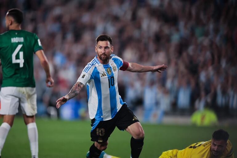 AMDEP8877. BUENOS AIRES (ARGENTINA), 15/10/2024.- Lionel Messi de Argentina celebra su gol este martes, en un partido de las eliminatorias sudamericanas para el Mundial de 2026 entre Argentina y Bolivia, en el estadio Más Monumental en Buenos Aires (Argentina). EFE/ Luciano González
