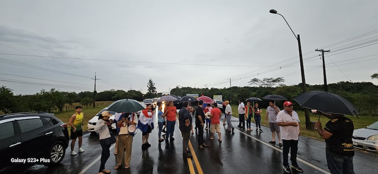 Traslado de peaje: protestaron bajo la lluvia ante incumplimiento de acuerdo por parte del MOPC