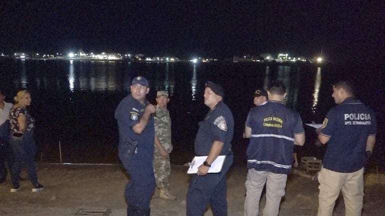 Policías y militares en el momento de la intervención.