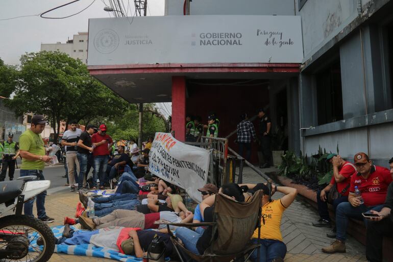 Funcionarios penitenciarios se mantienen en huelga de hambre frente a la sede del Ministerio de Justicia.
