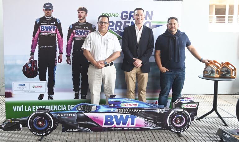 Marcelo Centurión, gerente comercial de Castrol;  Nicolás Herrera, gerente de Planificación Comercial de Enex, y Dani Da Rosa, presentador de la promo.