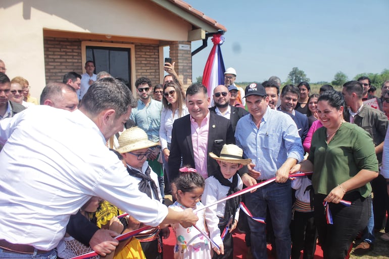 El vicepresidente de la República, Pedro Alliana, y el ministro de Urbanismo Vivienda y Hábitat (MUVH), Juan Carlos Baruja, desatan la cinta para dejar inauguradas las 150 viviendas sociales en la ciudad de Pilar.