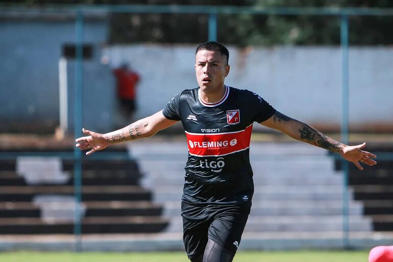 El delantero Jorge Daniel González Romero celebra uno de los tantos que marcó ayer en Itá. (Foto: APF)