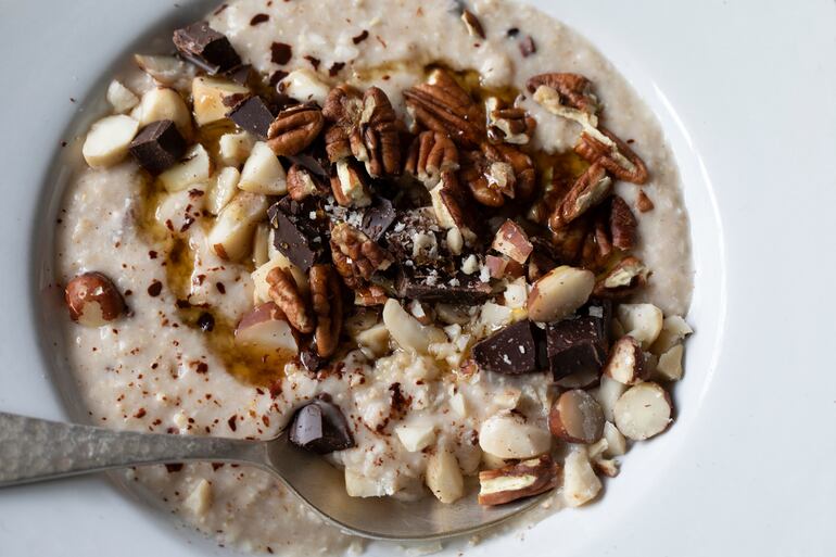 Porridge de avena y frutas.