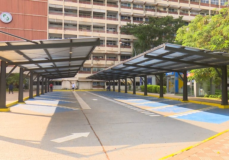 Durante su gestión, Bataglia priorizó la construcción de un estacionamiento para sus directores, antes que un albergue para los familiares de pacientes hospitalizados. 