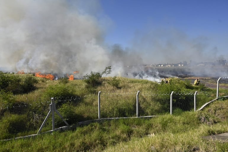 Quema de pastizal en zona del Ñu Guasu, Luque.