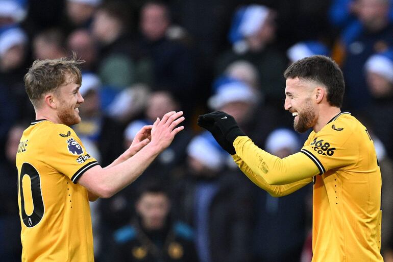 El defensor norirlandés de Wolverhampton Wanderers #02 Matt Doherty (R) celebra con el centrocampista inglés de Wolverhampton Wanderers #20 Thomas Doyle después de anotar su segundo gol durante el partido de fútbol de la Liga Premier inglesa entre Wolverhampton Wanderers y Chelsea en el estadio Molineux en Wolverhampton, central Inglaterra el 24 de diciembre de 2023.