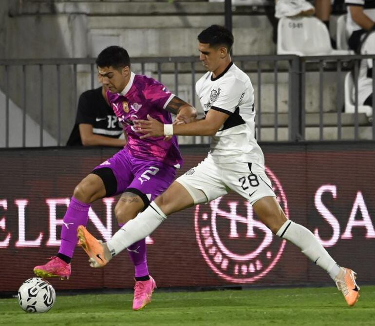 Acción entre Iván Ramírez (Libertad) y Manuel Romero (Olimpia).