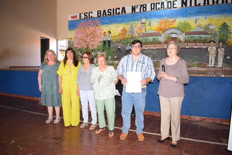 Los miembros de la Asociación Española de Socorros Mutuos de Azul de Argentina,  Inés Maceira, Milagros Guzmán, Margarita Ferrer, Alicia Laria, Gonzalo Barrios y de la Adeap, Margarita Miró.